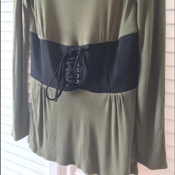 3/$25 Venus Size Medium Fabric Belt Top - Picture 4 of 6